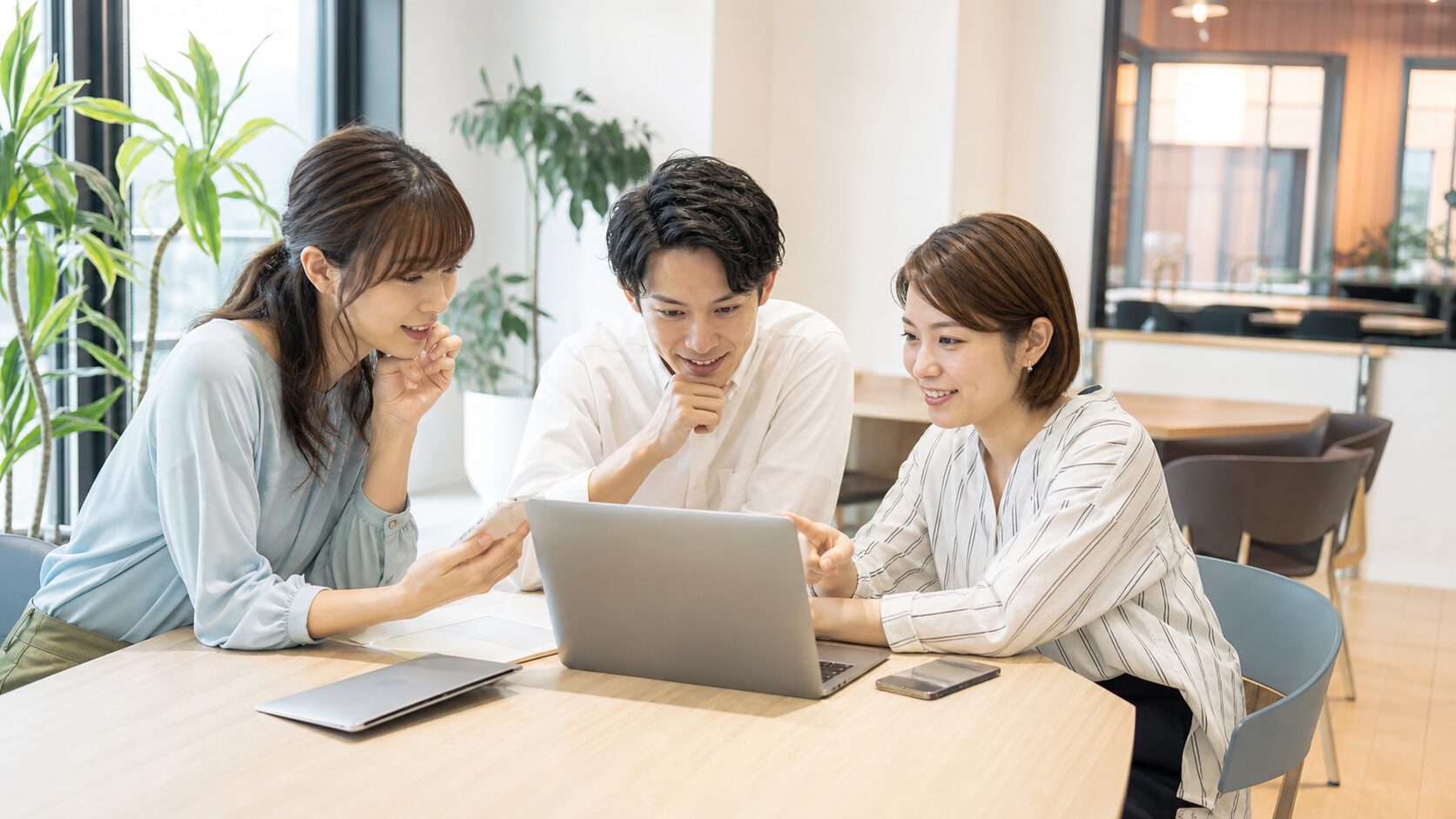 スマートフォンで複数のレンタルスペースを比較するイメージ