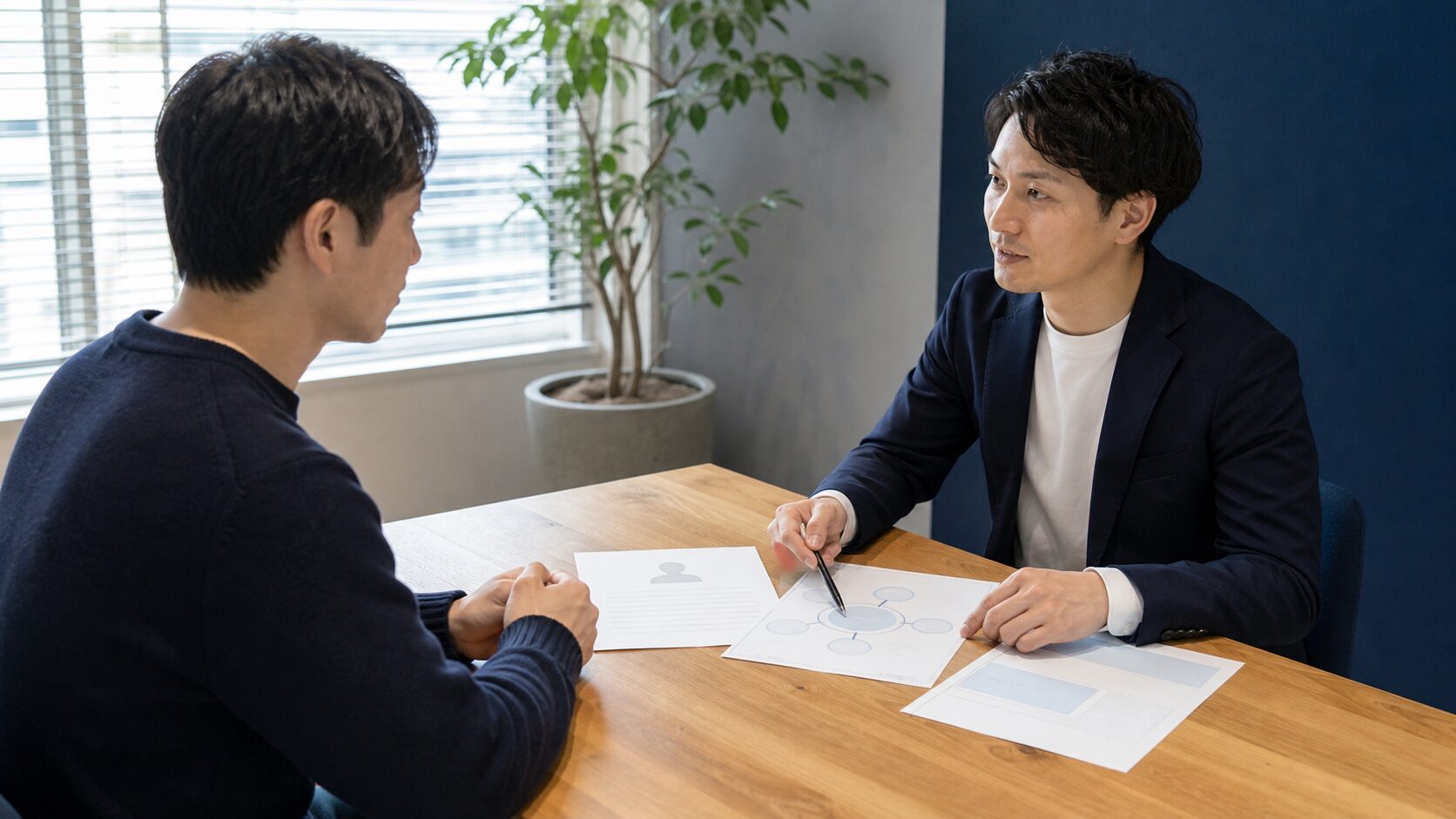男性FPのプロフィールと無料相談の範囲を確認する男性相談者